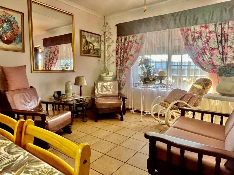 5 Bedroom Property for Sale in Fraaiuitsig Western Cape